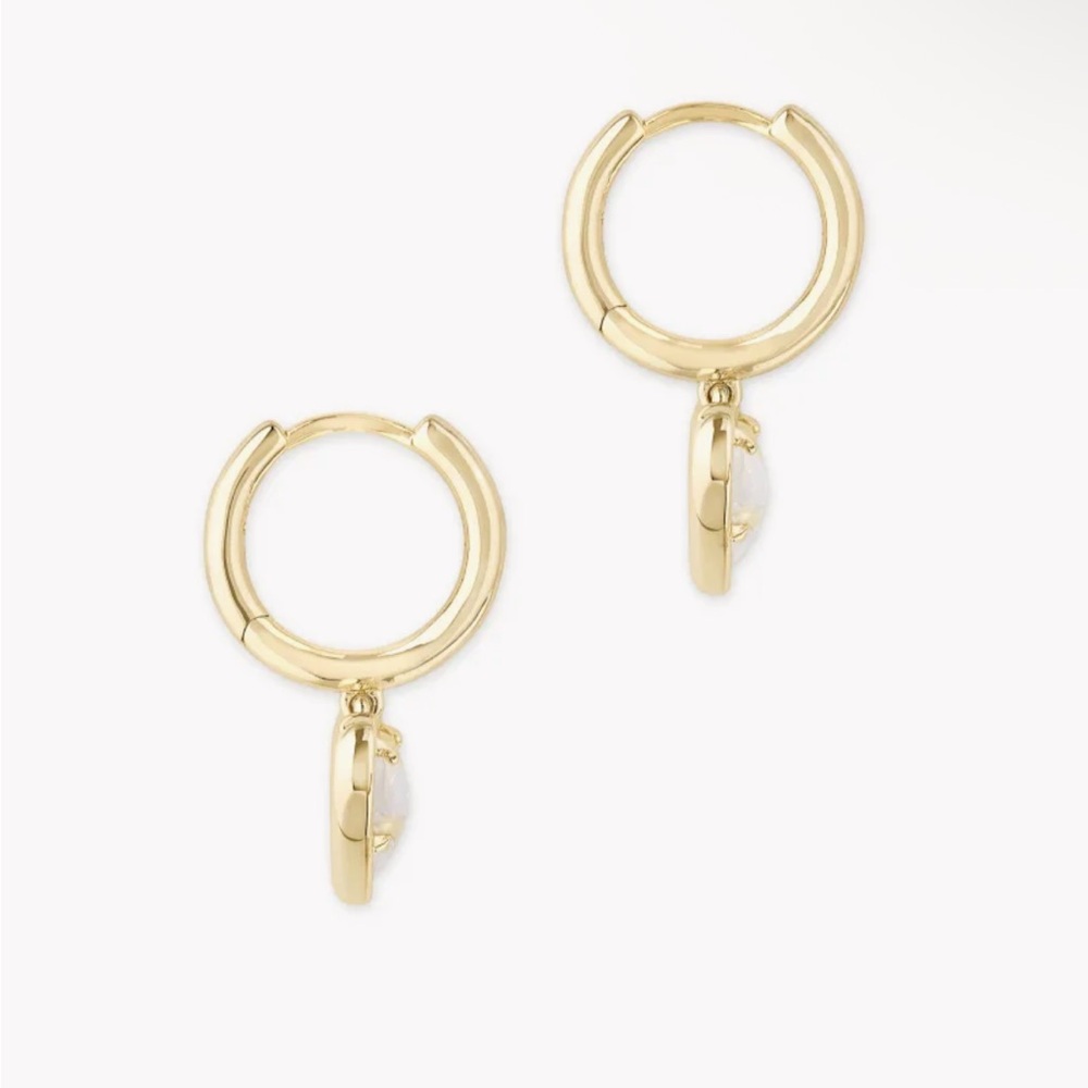 NEW Kendra Scott Ari Heart Gold Huggie Earrings in Dichroic Glass - Picture 2 of 4